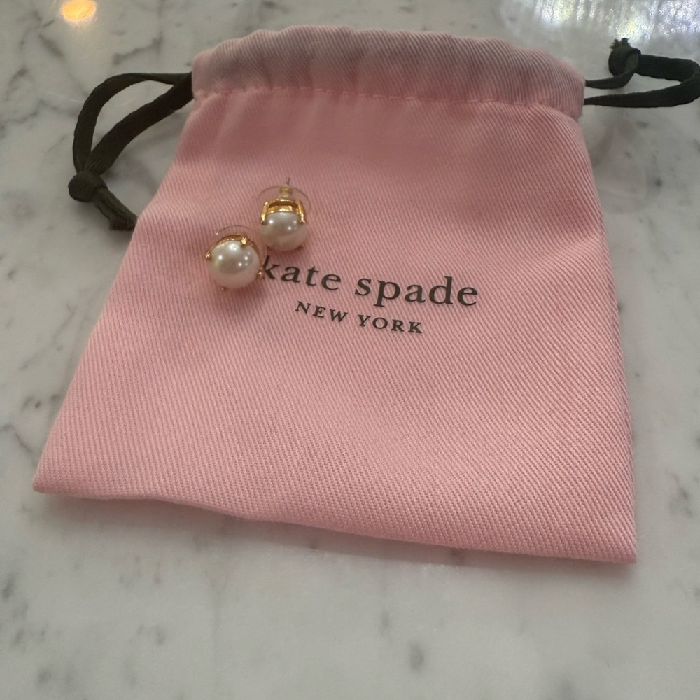 NEW Kate Spade Gum Drop Stud Earring Studs Pearl Cream Ivory Gold Pearls - Picture 5 of 5